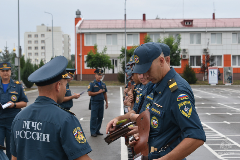 Смотр военнослужащих, проходящих службу по контракту.