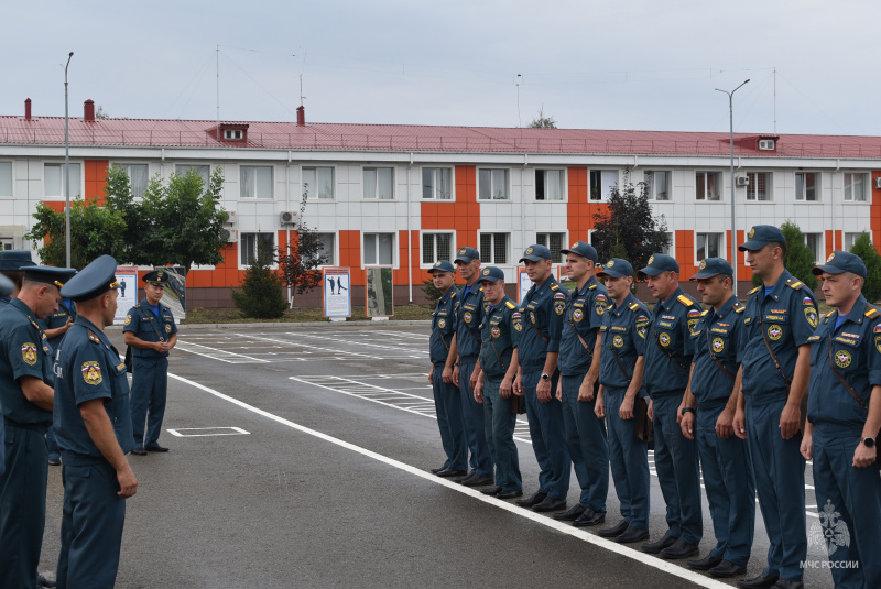 Смотр военнослужащих, проходящих службу по контракту.