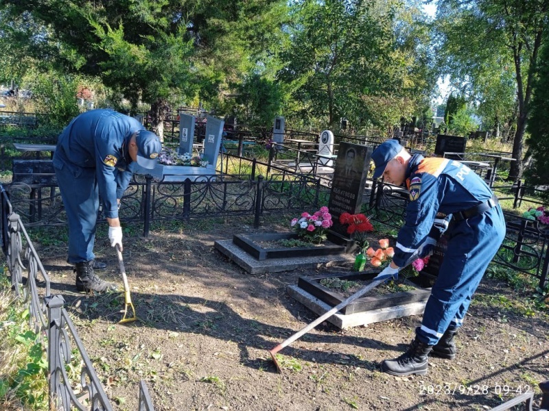 В преддверии дня гражданской обороны РФ председатель советов ветеранов Титов В.Э. совместно с военнослужащими Донского СЦ облагородили могилы умерших сослуживцев