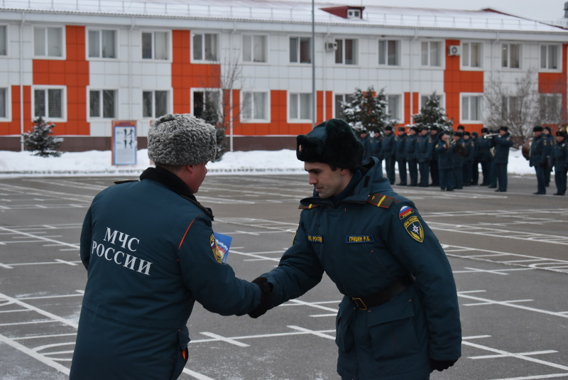 На торжественном построении приуроченном ко Дню инженерных войск Российской Федерации начальником спасательного центра полковником Пахомовым И.В. были вручены ведомственные награды и воинские звания.