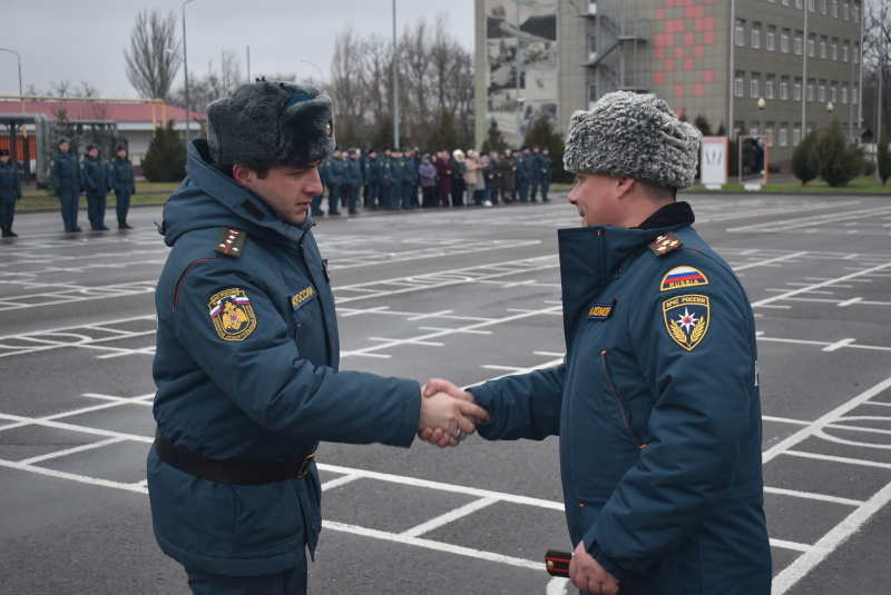 На торжественном построении, приуроченном Дню спасателя Российской Федерации, начальником спасательного центра полковником Пахомовым И.В., были вручены правительственные и ведомственные награды, воинские звания.