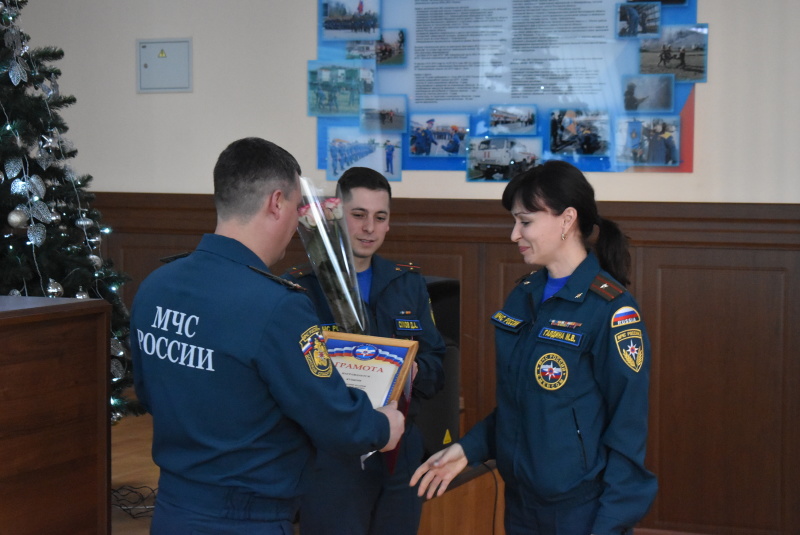 В Донском СЦ прошло подведение итогов за год. Начальником спасательного центра полковником Пахомовым И.В. были вручены награды особо отличившимся сотрудникам