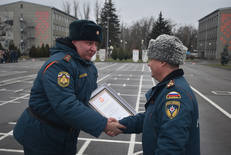 На торжественном построении, приуроченном Дню спасателя Российской Федерации, начальником спасательного центра полковником Пахомовым И.В., были вручены правительственные и ведомственные награды, воинские звания.