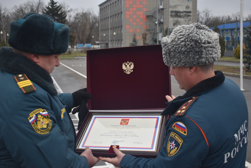 На торжественном построении, приуроченном Дню спасателя Российской Федерации, начальником спасательного центра полковником Пахомовым И.В., были вручены правительственные и ведомственные награды, воинские звания.