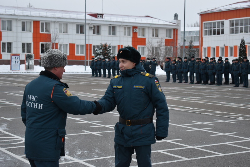 На торжественном построении приуроченном ко Дню инженерных войск Российской Федерации начальником спасательного центра полковником Пахомовым И.В. были вручены ведомственные награды и воинские звания.