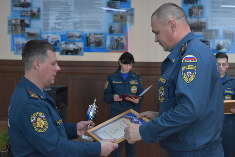 В Донском СЦ прошло подведение итогов за год. Начальником спасательного центра полковником Пахомовым И.В. были вручены награды особо отличившимся сотрудникам