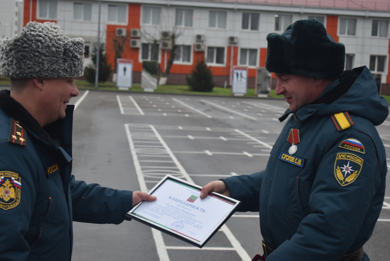 На торжественном построении, приуроченном Дню спасателя Российской Федерации, начальником спасательного центра полковником Пахомовым И.В., были вручены правительственные и ведомственные награды, воинские звания.