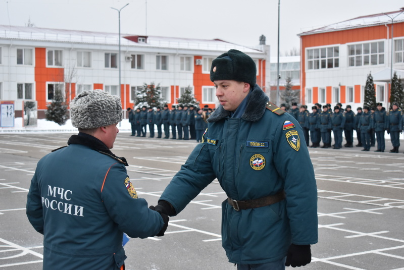 На торжественном построении приуроченном ко Дню инженерных войск Российской Федерации начальником спасательного центра полковником Пахомовым И.В. были вручены ведомственные награды и воинские звания.