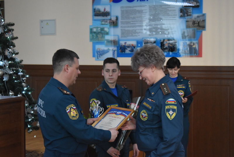 В Донском СЦ прошло подведение итогов за год. Начальником спасательного центра полковником Пахомовым И.В. были вручены награды особо отличившимся сотрудникам