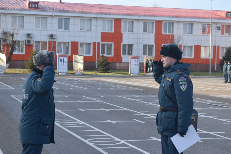 Начальником Донского СЦ полковником Пахомовым И.В. были вручены награды победителям соревнований по аварийно-спасательным работам.