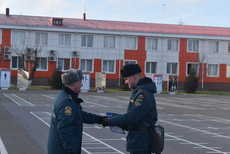 Начальником Донского СЦ полковником Пахомовым И.В. были вручены награды победителям соревнований по аварийно-спасательным работам.