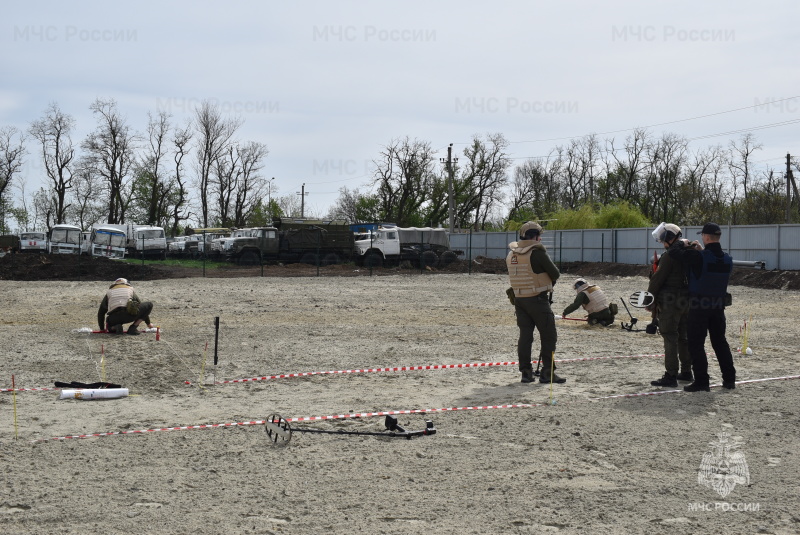 На базе Донского СЦ проведены сборы сводной группировки пиротехников МЧС.