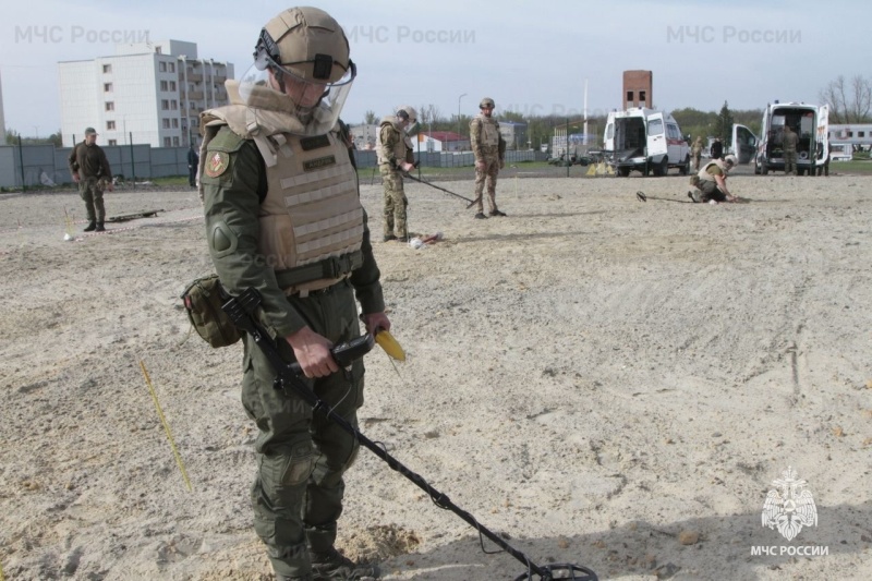 На базе Донского СЦ проведены сборы сводной группировки пиротехников МЧС.