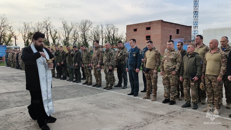 Убытие сводной группировки пиротехников МЧС России для разминирования территорий.