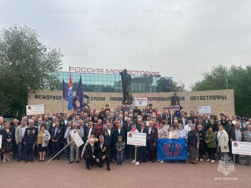 Военнослужащие Донского СЦ приняли участие в митинге, посвященном возложению цветов к мемориалу героям-ликвидаторам, приуроченному к 38-летию аварии на Чернобыльской АЭС.