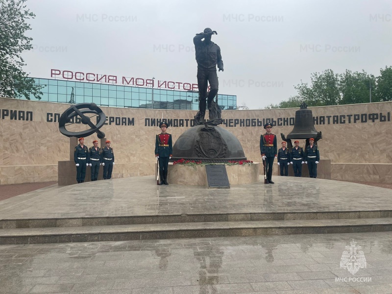 Военнослужащие Донского СЦ приняли участие в митинге, посвященном возложению цветов к мемориалу героям-ликвидаторам, приуроченному к 38-летию аварии на Чернобыльской АЭС.