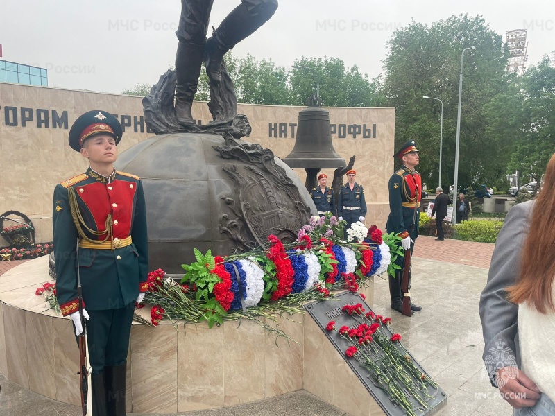 Военнослужащие Донского СЦ приняли участие в митинге, посвященном возложению цветов к мемориалу героям-ликвидаторам, приуроченному к 38-летию аварии на Чернобыльской АЭС.