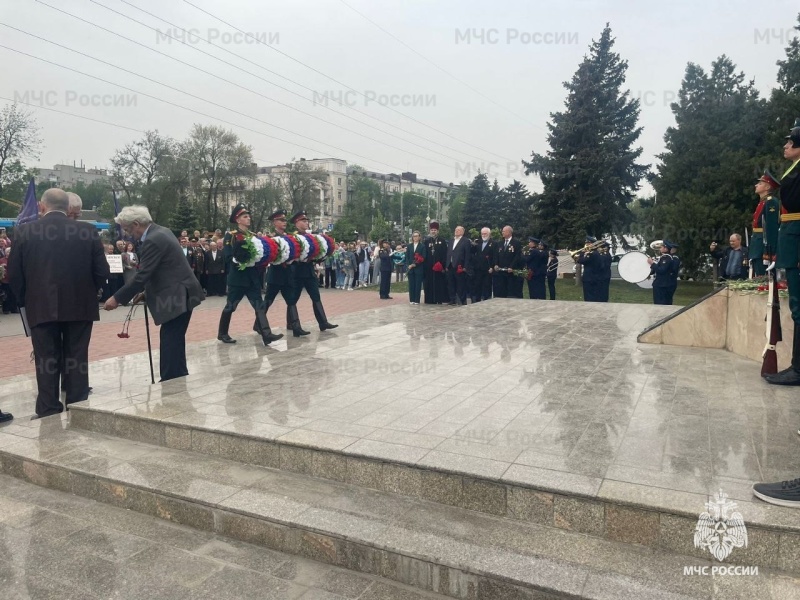 Военнослужащие Донского СЦ приняли участие в митинге, посвященном возложению цветов к мемориалу героям-ликвидаторам, приуроченному к 38-летию аварии на Чернобыльской АЭС.