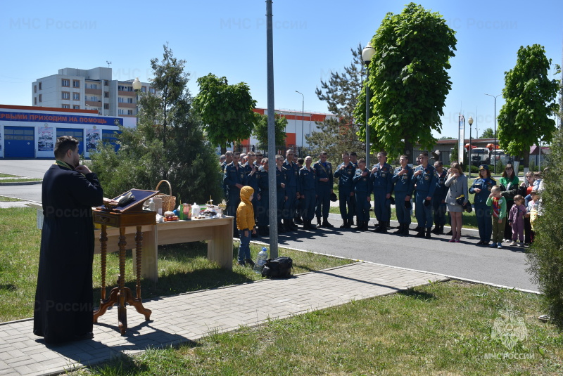 На территории спасательного центра проведен благодарственный молебен.