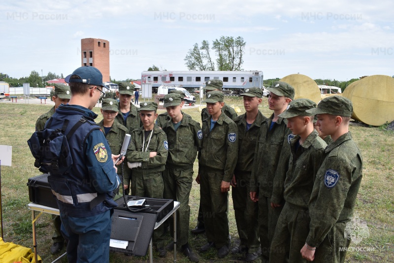 Для кадетов ГБОУ «Донской казачий кадетский корпус» военнослужащие Донского СЦ провели занятия под руководством заместителя начальника центра по спасательным работам  подполковника Коршунова С.С.