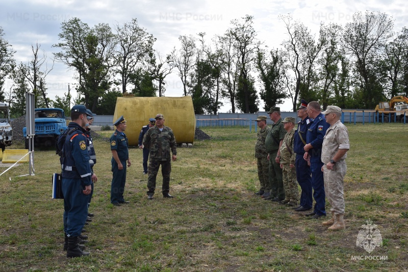 Для кадетов ГБОУ «Донской казачий кадетский корпус» военнослужащие Донского СЦ провели занятия под руководством заместителя начальника центра по спасательным работам  подполковника Коршунова С.С.