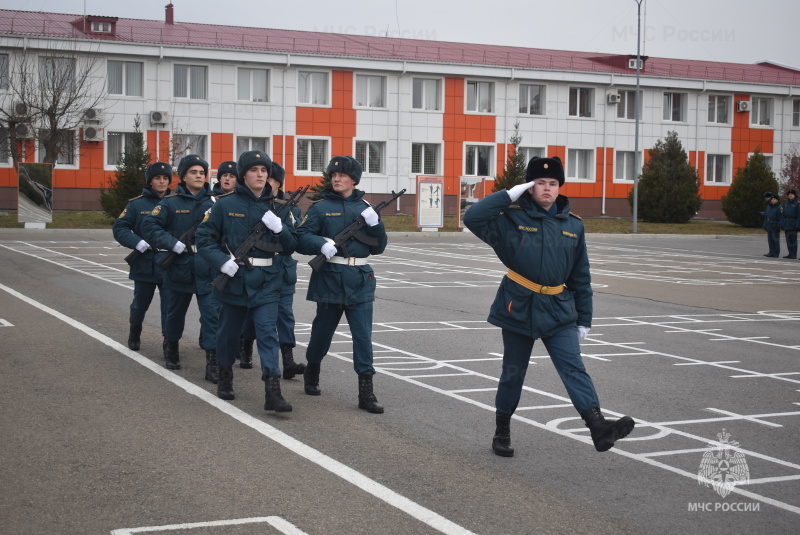 В Донском Спасательном Центре проведена торжественная церемония прощания со знаменем части для военнослужащих, выслуживших установленные сроки.