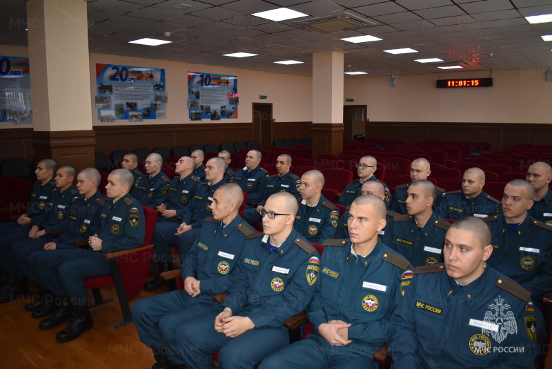 В ходе проверки полковник Мамаев А.М. провел беседу с личным составом роты молодого пополнения. В ходе обсуждения рассматривались условия питания, проживания и вещевого обеспечения.