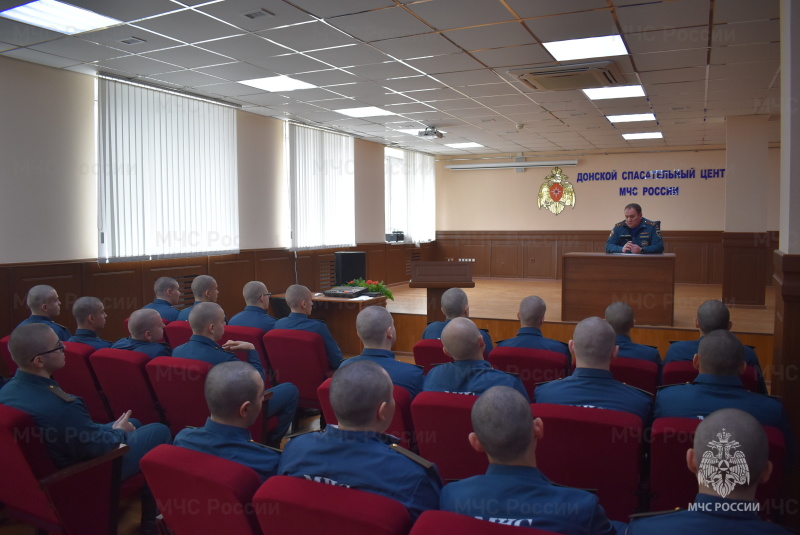 В ходе проверки полковник Мамаев А.М. провел беседу с личным составом роты молодого пополнения. В ходе обсуждения рассматривались условия питания, проживания и вещевого обеспечения.