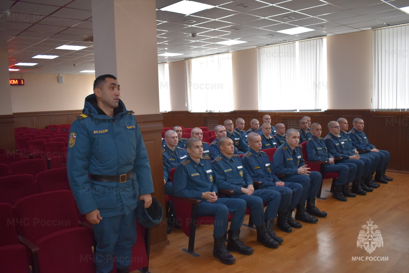 В ходе проверки полковник Мамаев А.М. провел беседу с личным составом роты молодого пополнения. В ходе обсуждения рассматривались условия питания, проживания и вещевого обеспечения.