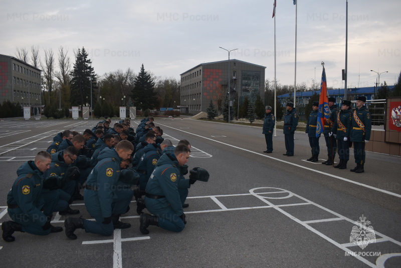 В Донском Спасательном Центре проведена торжественная церемония прощания со знаменем части для военнослужащих, выслуживших установленные сроки.