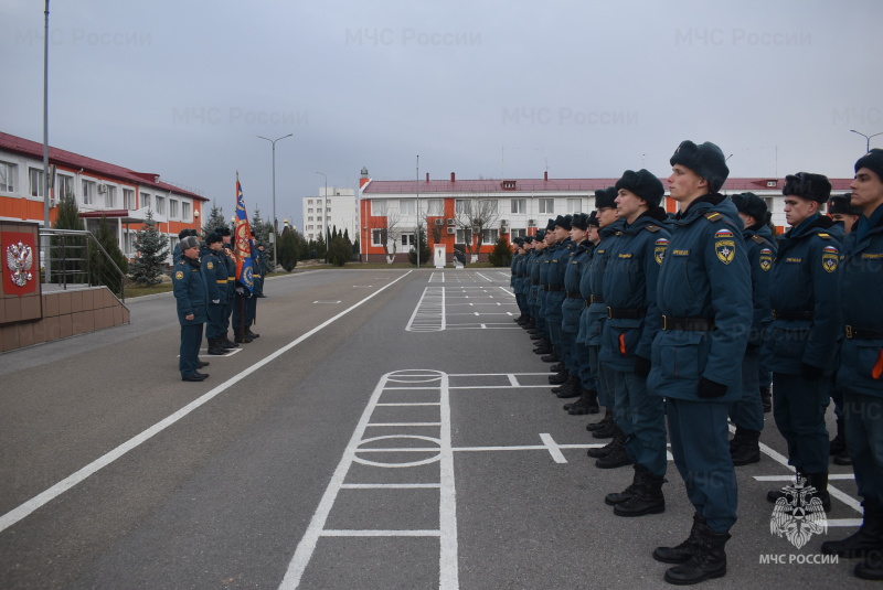 В Донском Спасательном Центре проведена торжественная церемония прощания со знаменем части для военнослужащих, выслуживших установленные сроки.