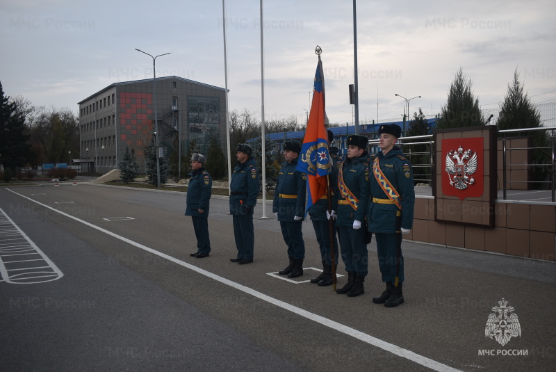 В Донском Спасательном Центре проведена торжественная церемония прощания со знаменем части для военнослужащих, выслуживших установленные сроки.