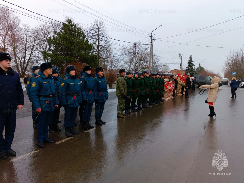 Военнослужащие Донского спасательного центра приняли участие в церемонии возложения цветов к памятнику Неизвестного солдата в посёлке Рассвет.