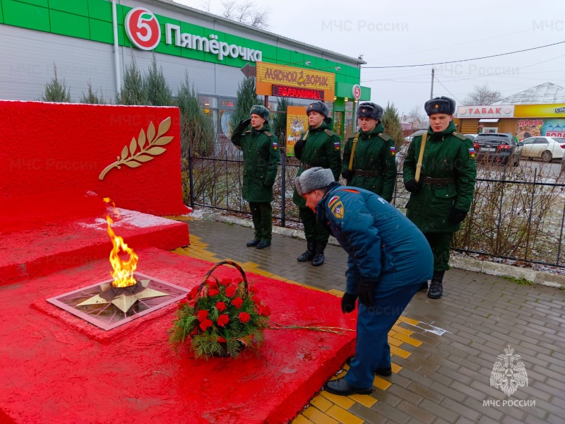 Военнослужащие Донского спасательного центра приняли участие в церемонии возложения цветов к памятнику Неизвестного солдата в посёлке Рассвет.