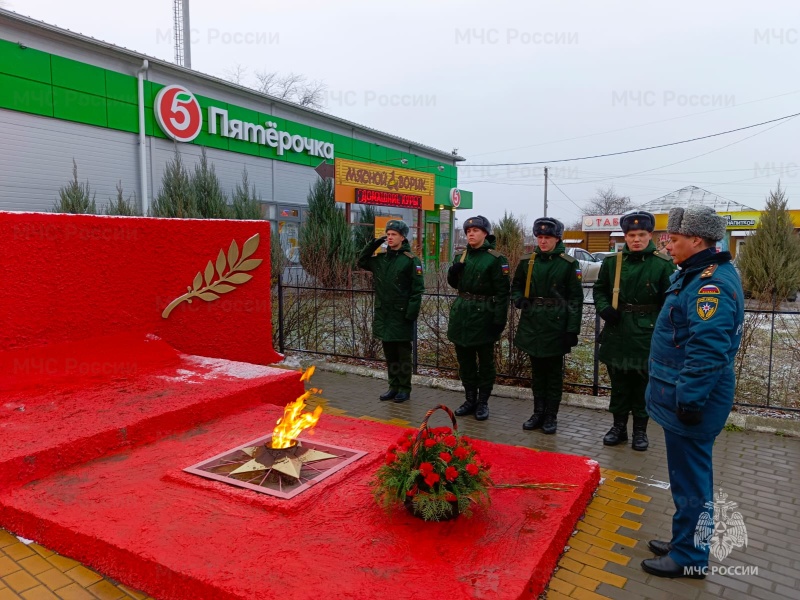 Военнослужащие Донского спасательного центра приняли участие в церемонии возложения цветов к памятнику Неизвестного солдата в посёлке Рассвет.