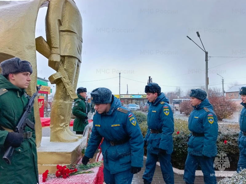 Военнослужащие Донского спасательного центра приняли участие в церемонии возложения цветов к памятнику Неизвестного солдата в посёлке Рассвет.