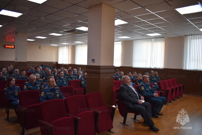 Проведены занятия по общественно-государственная подготовке с личным составом спасательного центра на тему: “Россия в современном мире: место и роль России в мировой системе. Основные направления социально-экономического; политического и военно-технического развития страны”.