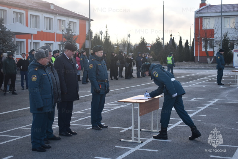 В Донском спасательном центре прошла торжественная церемония принятия военной присяги ротой вновь прибывшего пополнения.