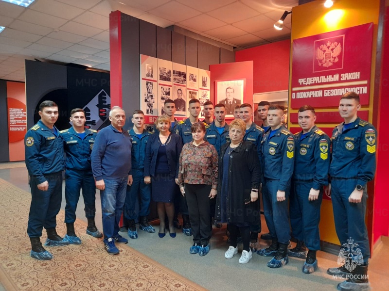 В Центре противопожарной пропаганды Главного управления МЧС России по Ростовской области прошла экскурсия для курсантов 4 курса Академии гражданской защиты МЧС России (АГЗ), проходящих стажировку в Донском СЦ МЧС России. Курсантам рассказали о зарождении пожарно-спасательной службы на Дону, о крупных пожарах, авариях, катастрофах и ЧС на территории Ростовской области, о героях пожарных и спасателях, ликвидаторах аварии на Чернобыльской АЭС и др.