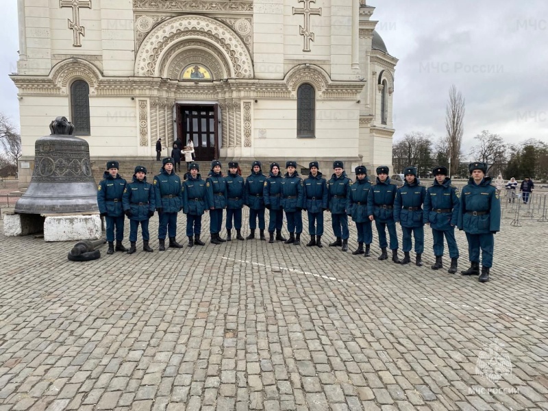 Военнослужащие ФГКУ "Донской СЦ МЧС России" приняли участие в богослужении праздника Крещение Господне в Патриаршем вознесенском войсковом все казачьем соборе.