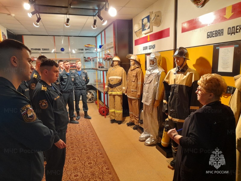 В Центре противопожарной пропаганды Главного управления МЧС России по Ростовской области прошла экскурсия для курсантов 4 курса Академии гражданской защиты МЧС России (АГЗ), проходящих стажировку в Донском СЦ МЧС России. Курсантам рассказали о зарождении пожарно-спасательной службы на Дону, о крупных пожарах, авариях, катастрофах и ЧС на территории Ростовской области, о героях пожарных и спасателях, ликвидаторах аварии на Чернобыльской АЭС и др.