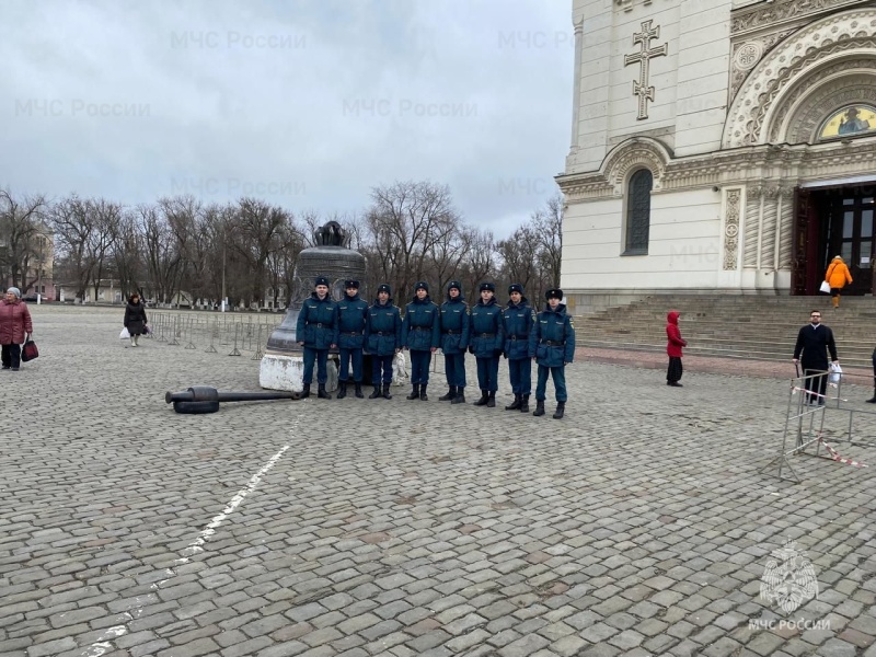 Военнослужащие ФГКУ "Донской СЦ МЧС России" приняли участие в богослужении праздника Крещение Господне в Патриаршем вознесенском войсковом все казачьем соборе.