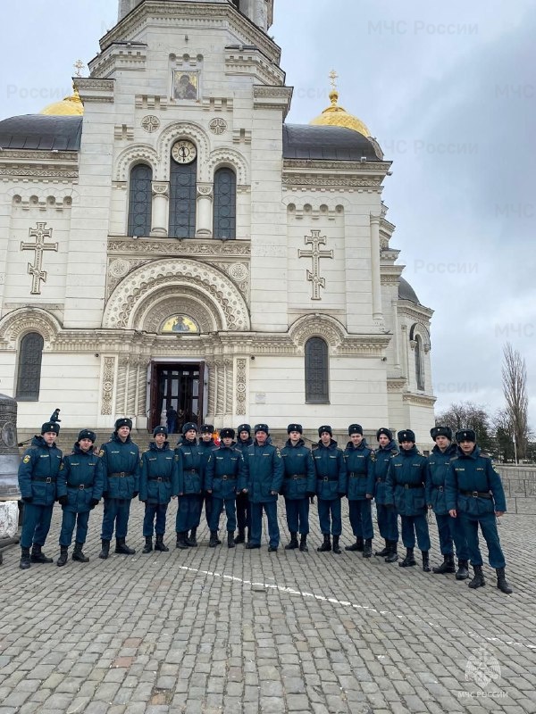 Военнослужащие ФГКУ "Донской СЦ МЧС России" приняли участие в богослужении праздника Крещение Господне в Патриаршем вознесенском войсковом все казачьем соборе.