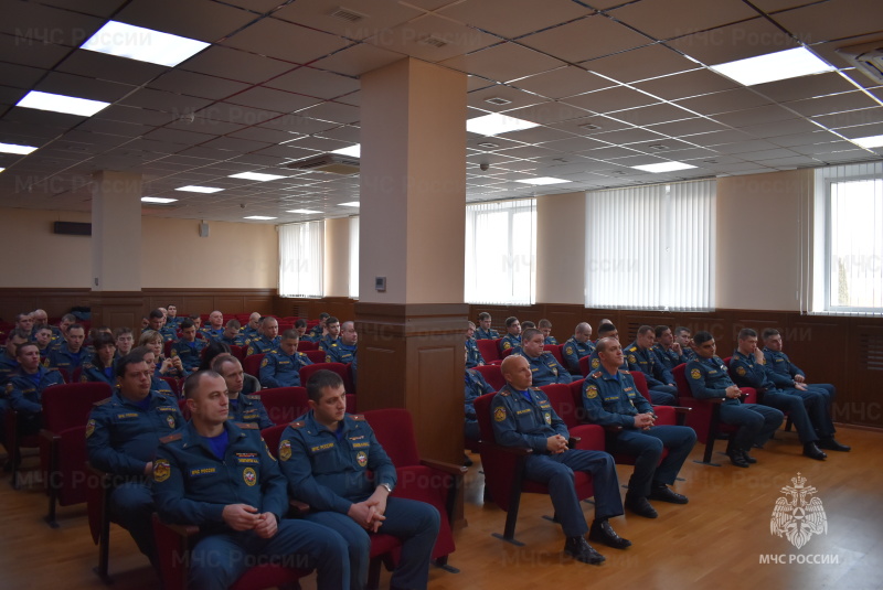 В рамках проведения месячника сплочения воинских коллективов, недели и единого дня правовых знаний, помощником военного прокурора Новочеркасского гарнизона лейтенантом юстиции Богомоловым К.А. проведено профилактическое занятие по недопущению нарушений воинской дисциплины в подразделениях.