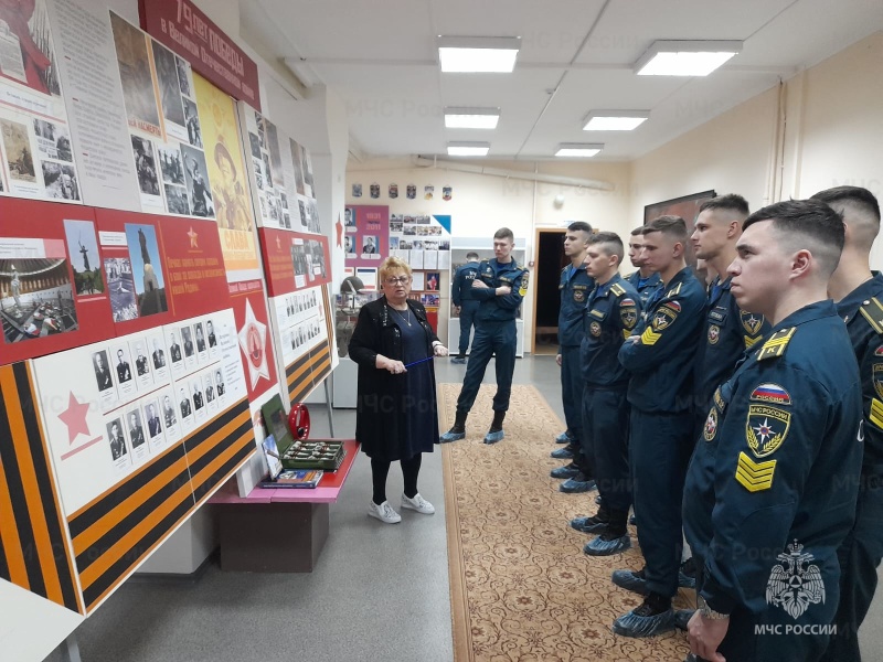 В Центре противопожарной пропаганды Главного управления МЧС России по Ростовской области прошла экскурсия для курсантов 4 курса Академии гражданской защиты МЧС России (АГЗ), проходящих стажировку в Донском СЦ МЧС России. Курсантам рассказали о зарождении пожарно-спасательной службы на Дону, о крупных пожарах, авариях, катастрофах и ЧС на территории Ростовской области, о героях пожарных и спасателях, ликвидаторах аварии на Чернобыльской АЭС и др.