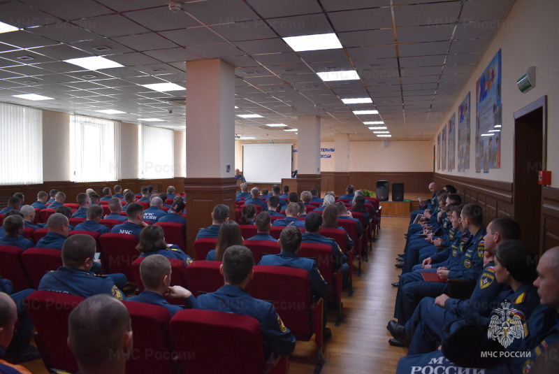 Заместитель начальника спасательного центра по спасательным работам п/п-к Коршунов С.С. разъяснил вопросы организации предстоящей аттестации СЦ. Заместитель начальника спасательного центра по воспитательной работе п/п-к Кучеренко В.В. разъяснил порядок организации воспитательной работы в подразделениях. Проведено анонимное анкетирование на предмет предпочтения зарплатного проекта.