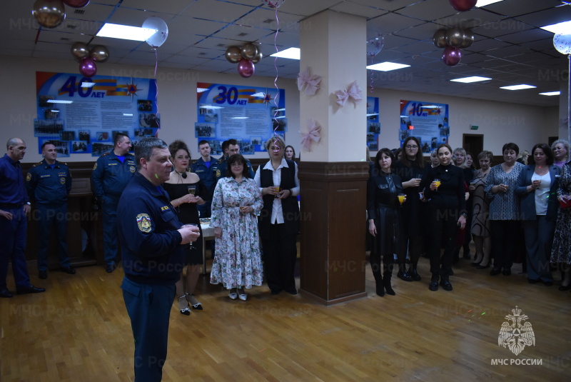 Для женщин спасательного центра проведено праздничное мероприятие, посвященное Международному женскому дню.