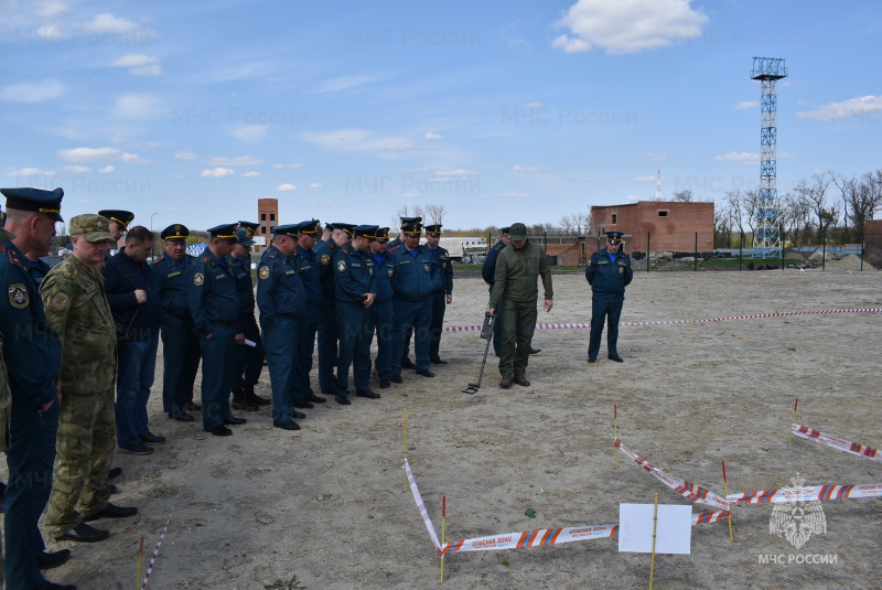 На территории Донского спасательного центра организован и проведен сбор специалистов пиротехнических подразделений МЧС России.