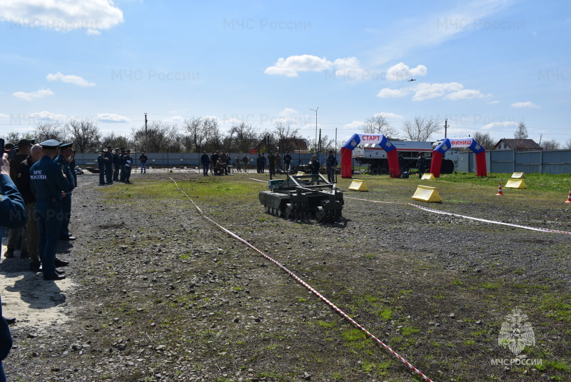 На территории Донского спасательного центра организован и проведен сбор специалистов пиротехнических подразделений МЧС России.
