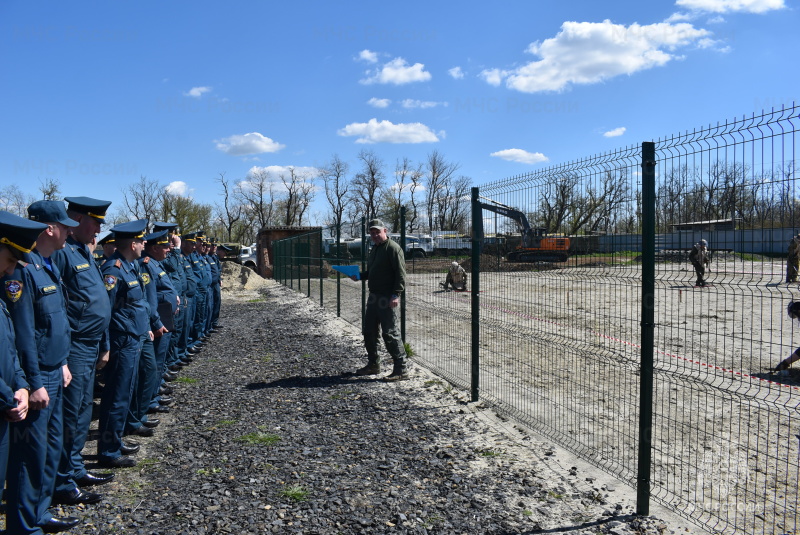 На территории Донского спасательного центра организован и проведен сбор специалистов пиротехнических подразделений МЧС России.